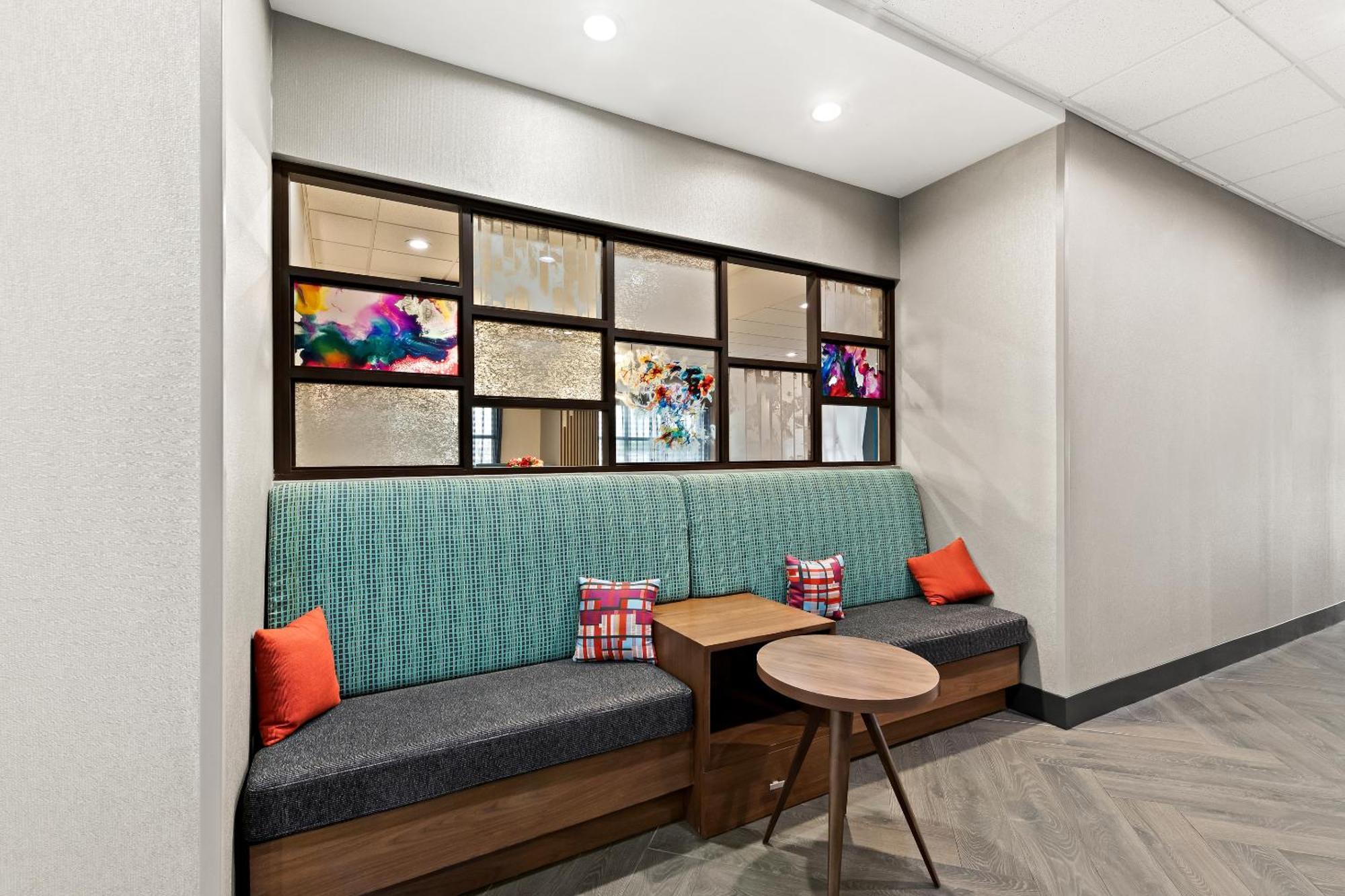 Hampton Inn Лонгвю Екстериор снимка