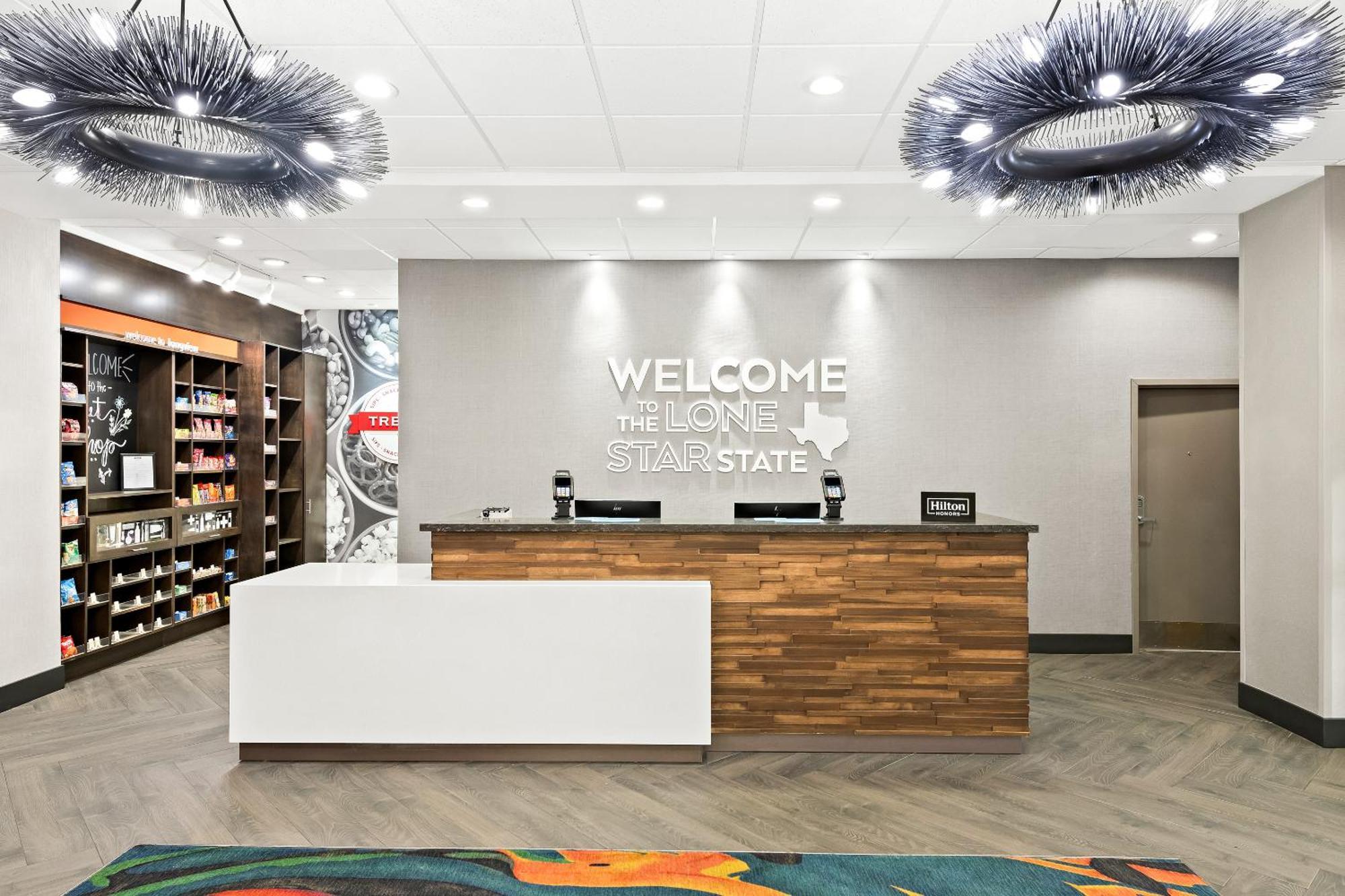 Hampton Inn Лонгвю Екстериор снимка