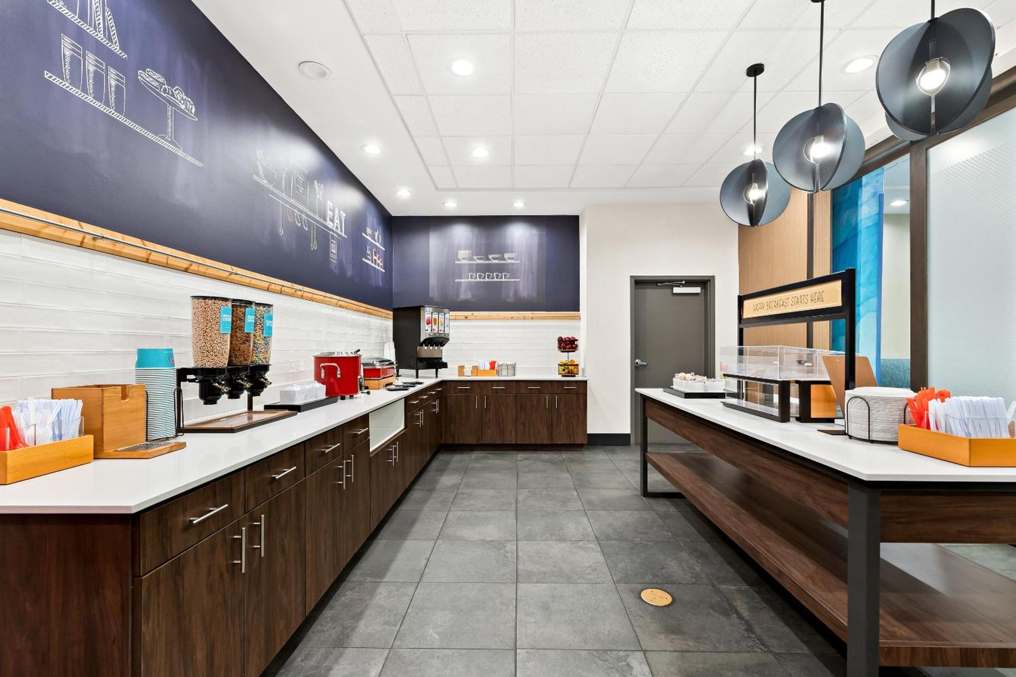 Hampton Inn Лонгвю Екстериор снимка
