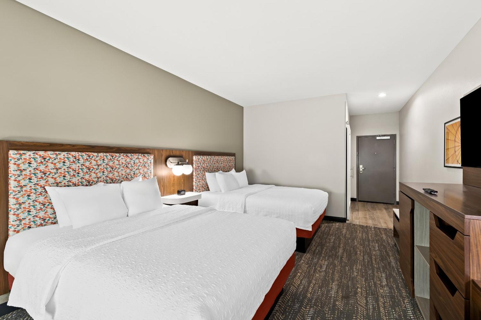 Hampton Inn Лонгвю Екстериор снимка