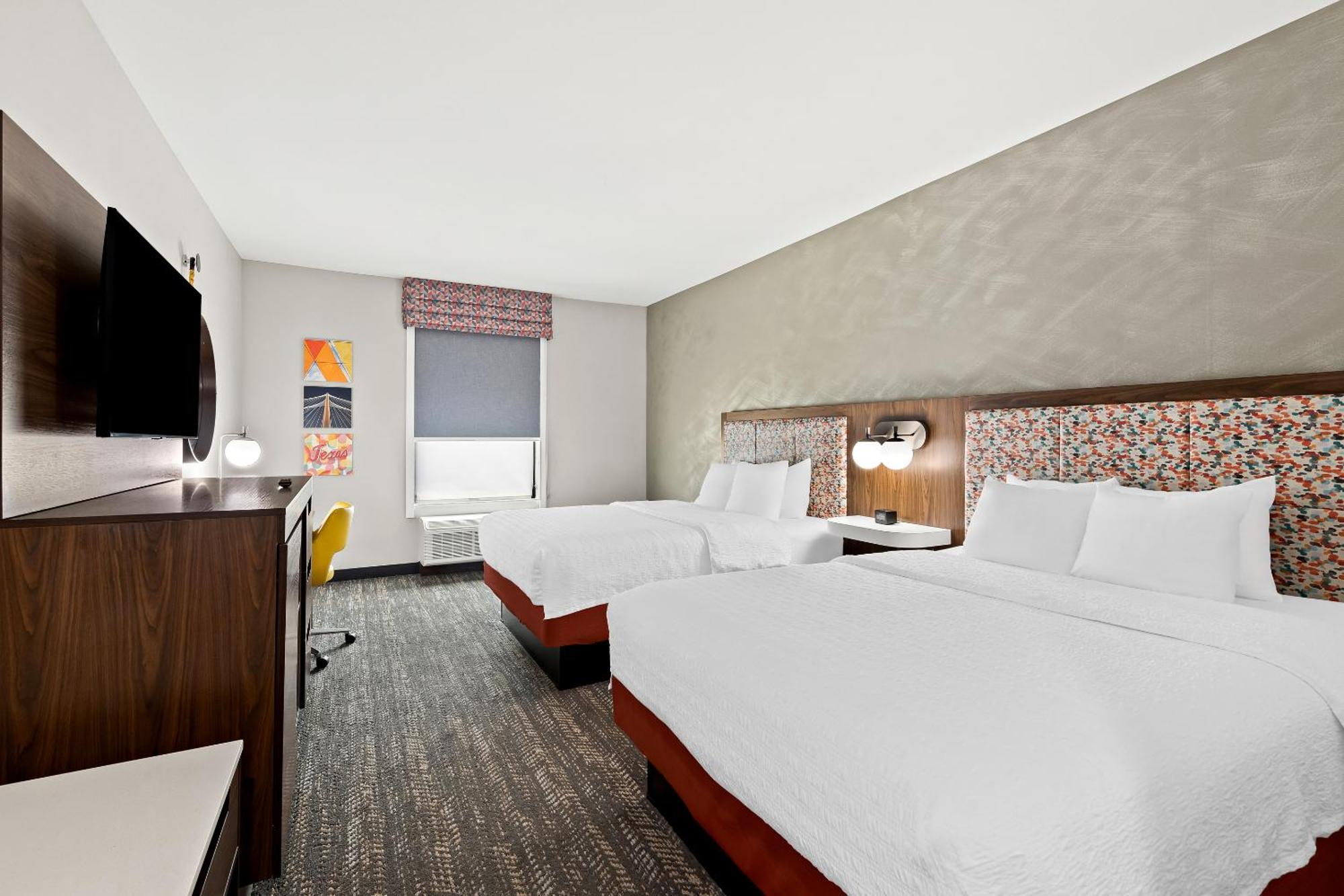 Hampton Inn Лонгвю Екстериор снимка