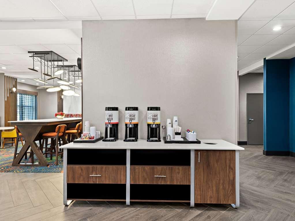 Hampton Inn Лонгвю Ресторант снимка